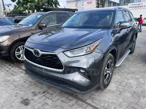 Toyota Highlander XLE 2021 Gray
