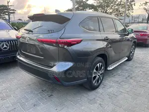 Toyota Highlander XLE 2021 Gray