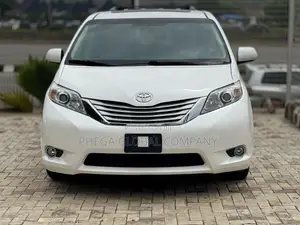 Toyota Sienna XLE Premium 8 Passenger (3.5L 6cyl 6A) 2016 White