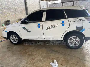 Toyota Matrix Hatchback FWD (1.8L 4cyl 5M) 2007 White