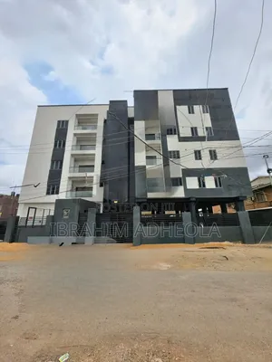 3bdrm Apartment in Off Toyin for sale
