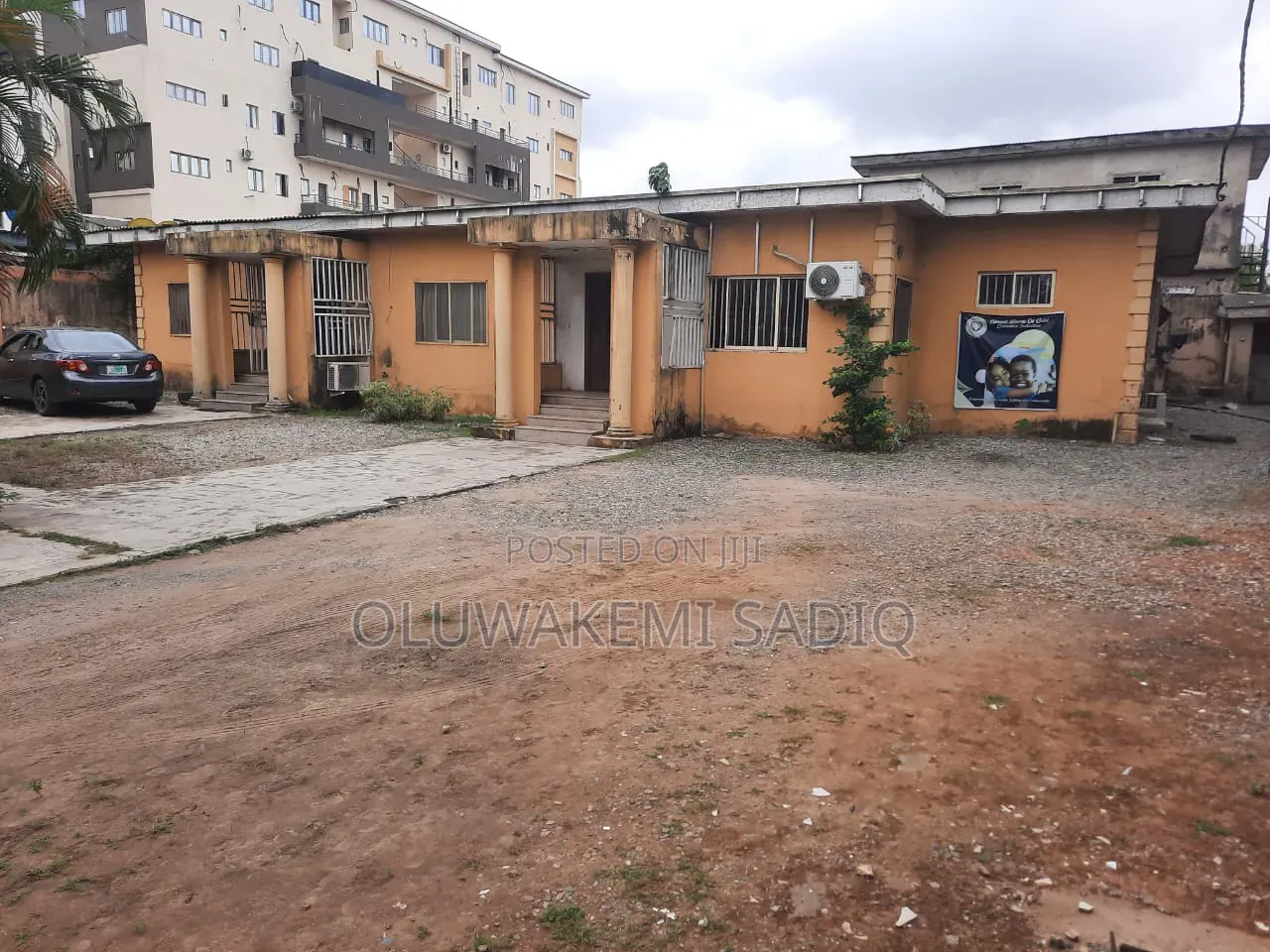 10 Rooms Detached Bungalow