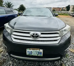 Toyota Highlander SE 2012 Gray