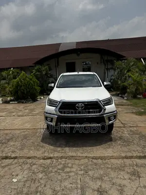 Toyota Hilux 2021 White