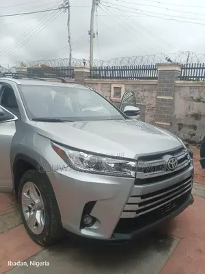 Toyota Highlander LE 4x4 V6 (3.5L 6cyl 8A) 2017 Gray