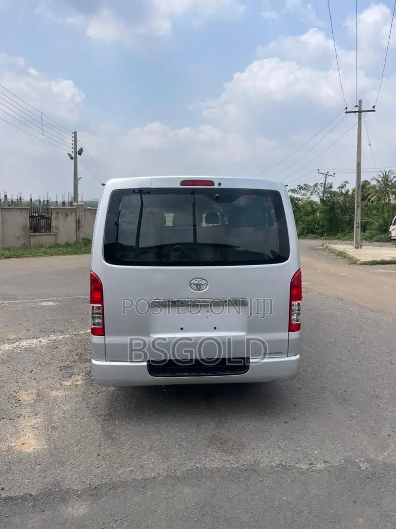 Toyota HiAce 2010 Silver