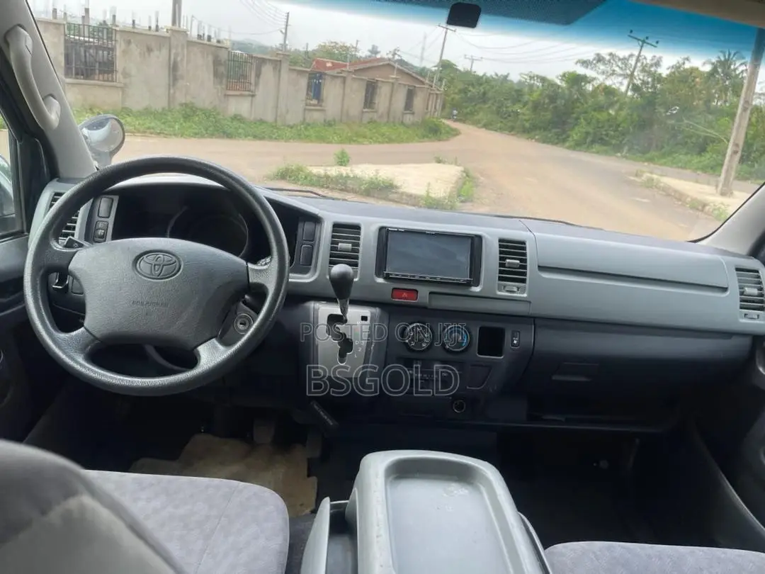 Toyota HiAce 2010 Silver