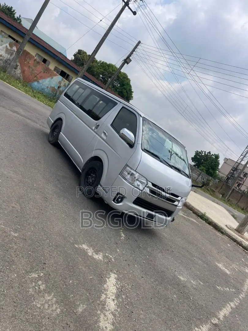 Toyota HiAce 2010 Silver