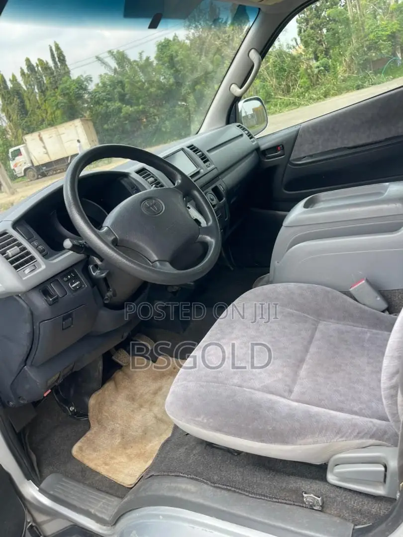 Toyota HiAce 2010 Silver