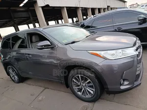 Toyota Highlander XLE 4x4 V6 (3.5L 6cyl 8A) 2018 Gray