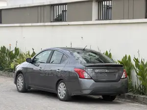 Nissan Versa 2018 Gray