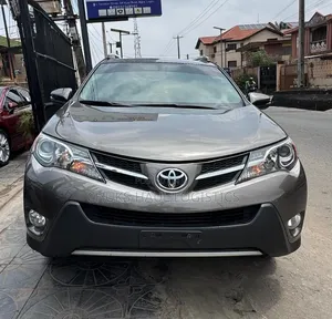 Toyota RAV4 XLE 4dr SUV AWD (2.5L 4cyl 6A) 2014