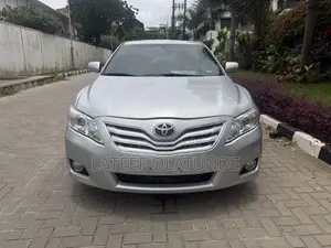 Toyota Camry XLE 4dr Sedan (2.5L 4cyl 6A) 2011 Silver