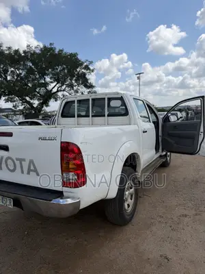 Toyota Hilux 2010 White