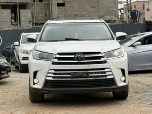 Toyota Highlander XLE 4x4 V6 (3.5L 6cyl 8A) 2018 White