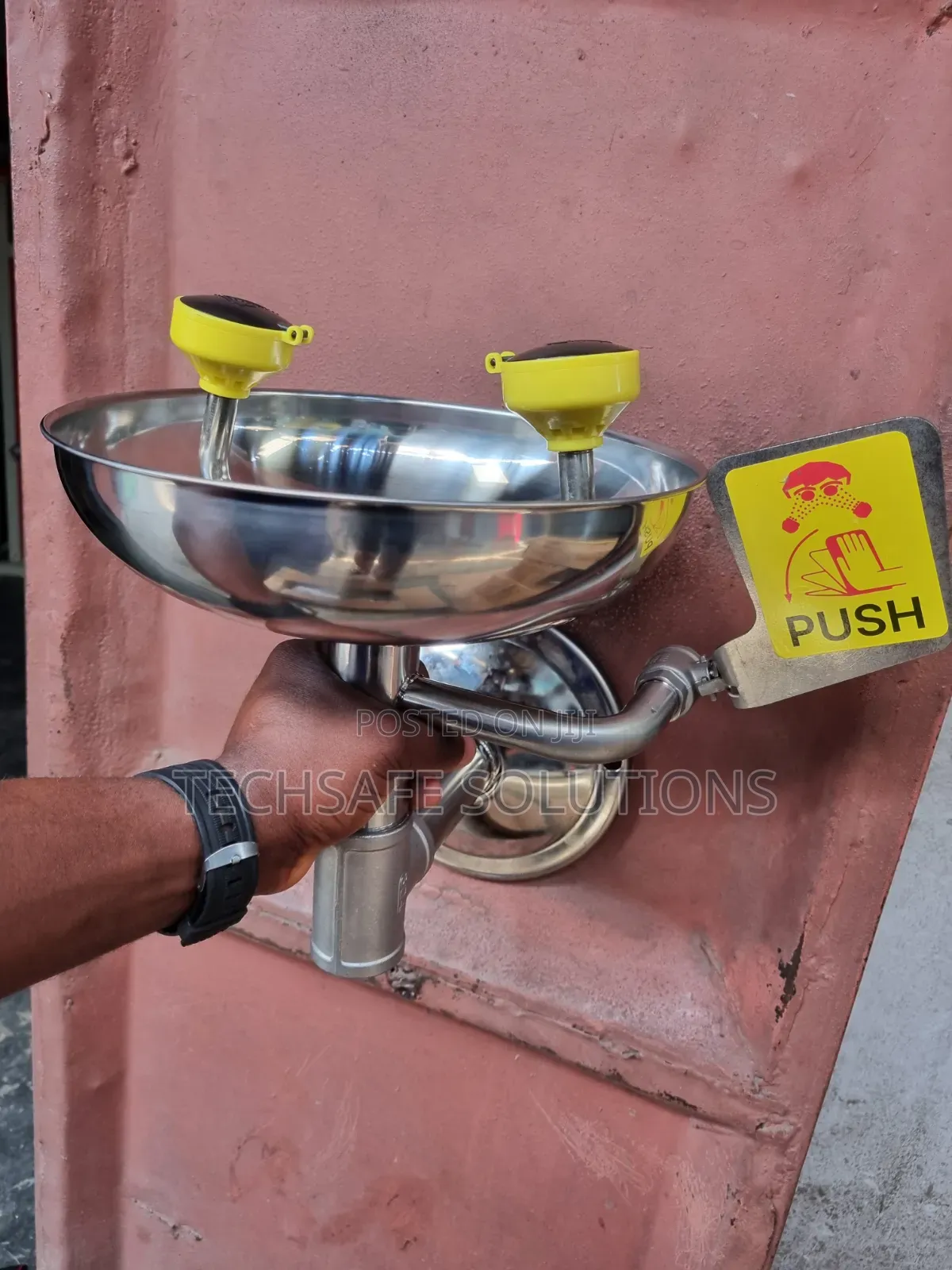 Wall-Mounted Emergency Eyewash Station