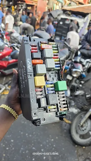 Mercedes Benz C300 Fuse Box