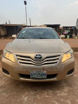 Toyota Camry LE 4dr Sedan (2.5L 4cyl 6A) 2011 Gold