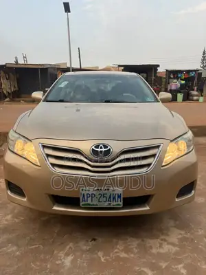 Toyota Camry LE 4dr Sedan (2.5L 4cyl 6A) 2011 Gold