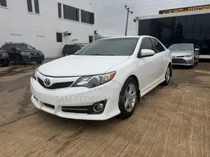 Toyota Camry SE 4dr Sedan (2.5L 4cyl 6A) 2013 White