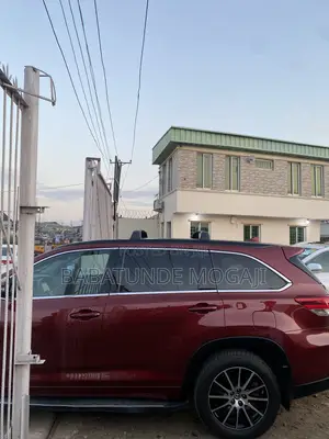 Toyota Highlander SE 4x4 V6 (3.5L 6cyl 8A) 2018