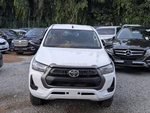 Toyota Hilux 2023 White