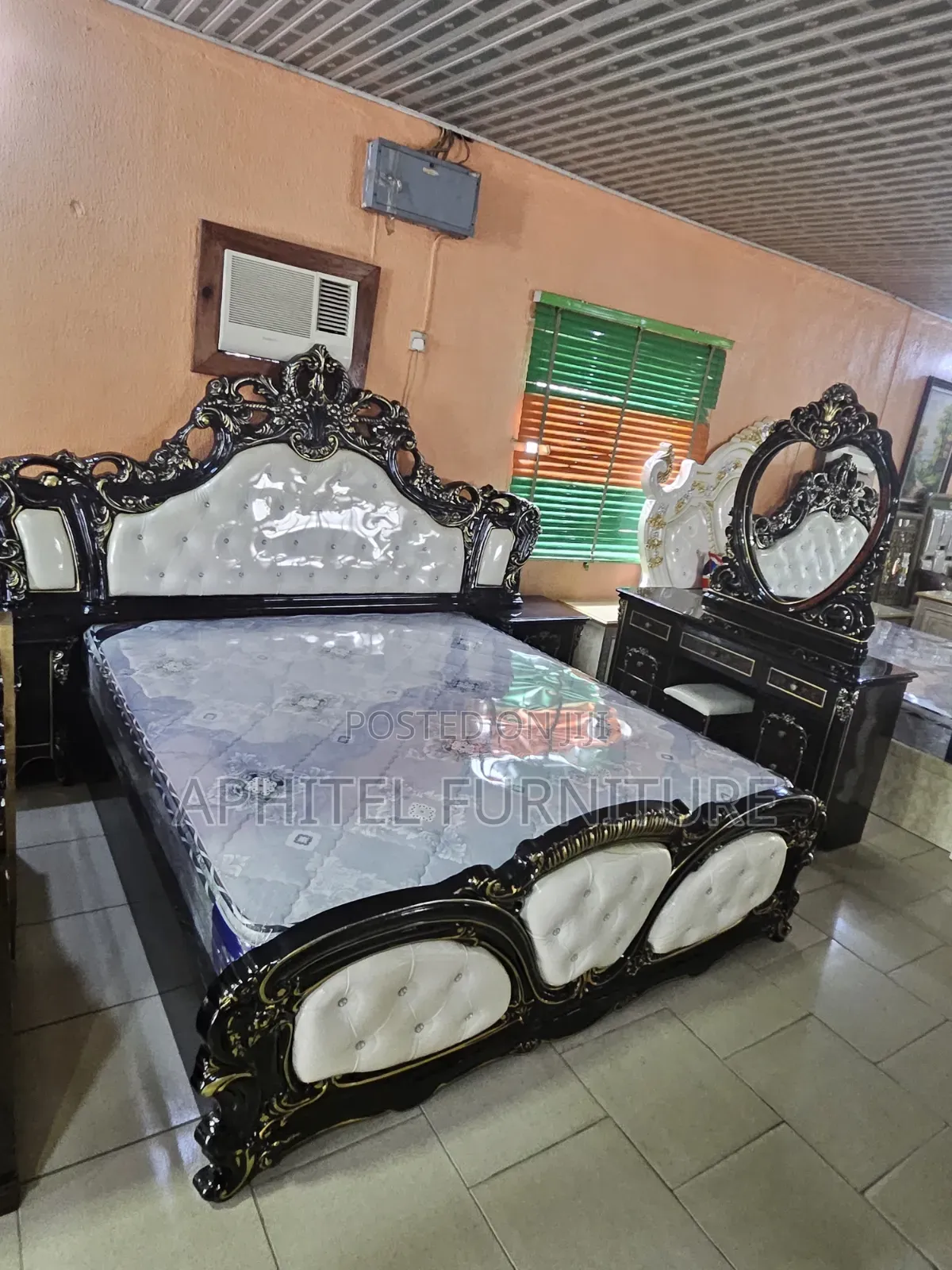 Blaok Roayl Bed
