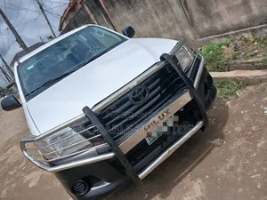 Toyota Hilux 2.5 D-4D 4X4 SRX 2010 White