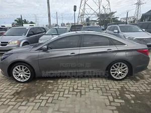 Hyundai Sonata SE Sedan FWD (2.4L 4cyl 6A) 2013 Gray