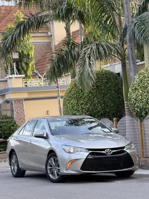 Toyota Camry SE 4dr Sedan (2.5L 4cyl 6A) 2017 Gold