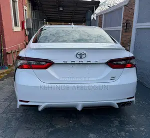 Toyota Camry SE 2021 White