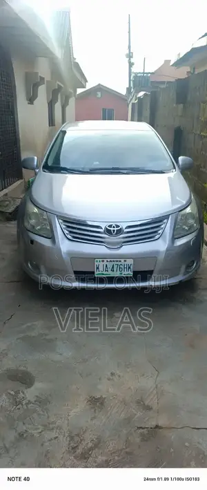 Toyota Avensis 2011 Silver