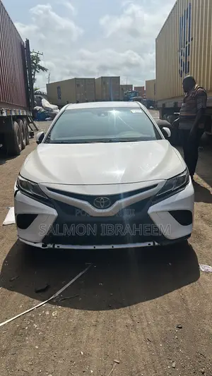 Toyota Camry SE (2.5L 4cyl 8A) 2019 White