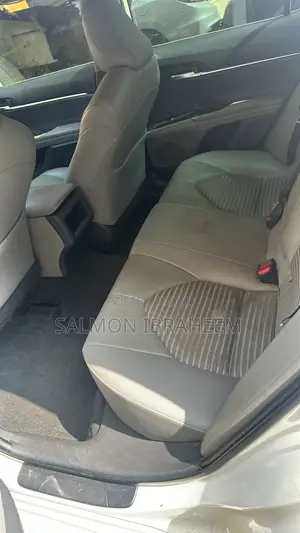 Toyota Camry SE (2.5L 4cyl 8A) 2019 White