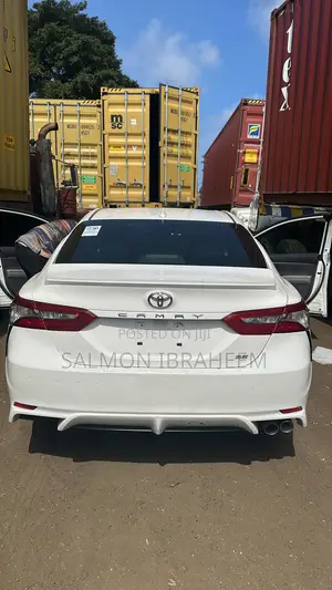 Toyota Camry SE (2.5L 4cyl 8A) 2019 White
