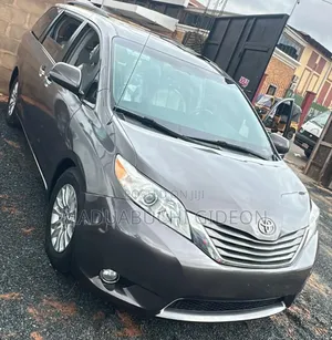 Toyota Sienna XLE AWD 7-Passenger 2013 Silver