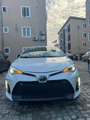 Toyota Corolla SE (1.8L 4cyl 2A) 2018 White