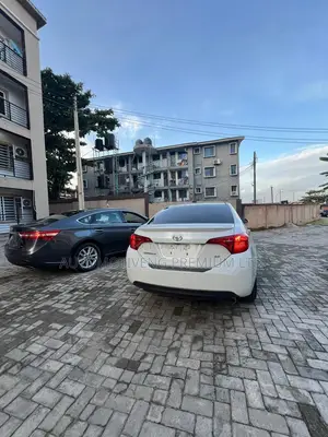 Toyota Corolla SE (1.8L 4cyl 2A) 2018 White