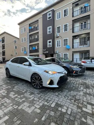 Toyota Corolla SE (1.8L 4cyl 2A) 2018 White