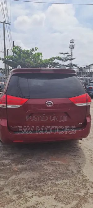 Toyota Sienna XLE AWD 7-Passenger 2013 Red