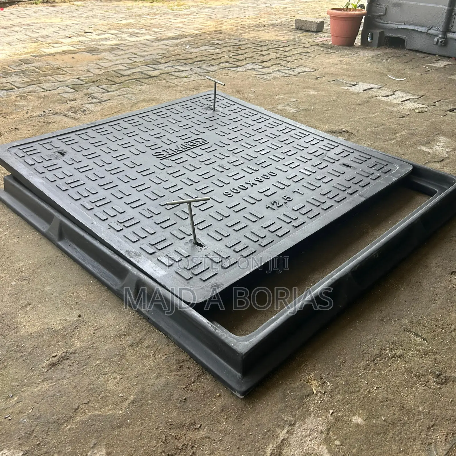FRP/GRP Manhole Cover 107x107 C250