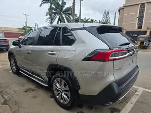 Toyota RAV4 2024 Silver