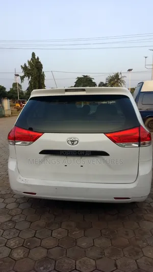 Toyota Sienna LE 7 Passenger 2012 White