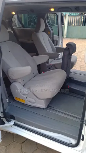 Toyota Sienna LE 7 Passenger 2012 White