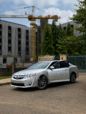 Toyota Camry XLE 4dr Sedan (2.5L 4cyl 6A) 2013 Silver