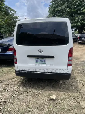 Toyota HiAce 2009 White