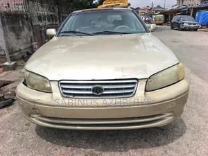 Toyota Camry XLE V6 4dr Sedan (3.0L 6cyl 4A) 2000 Gold