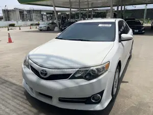 Toyota Camry SE 4dr Sedan (2.5L 4cyl 6A) 2013 White