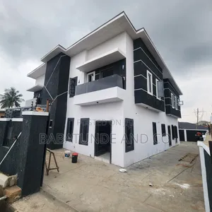 5bdrm Duplex in Ologuneru for sale