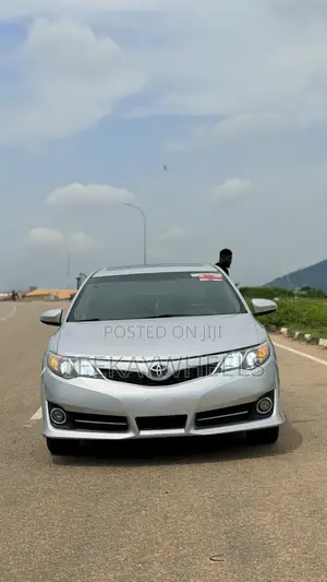 Toyota Camry SE V6 4dr Sedan (3.5L 6cyl 6A) 2013 Silver